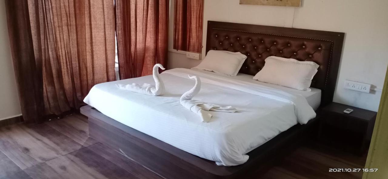 Sunset & Waves Resort, Mandrem Beach Bagian luar foto